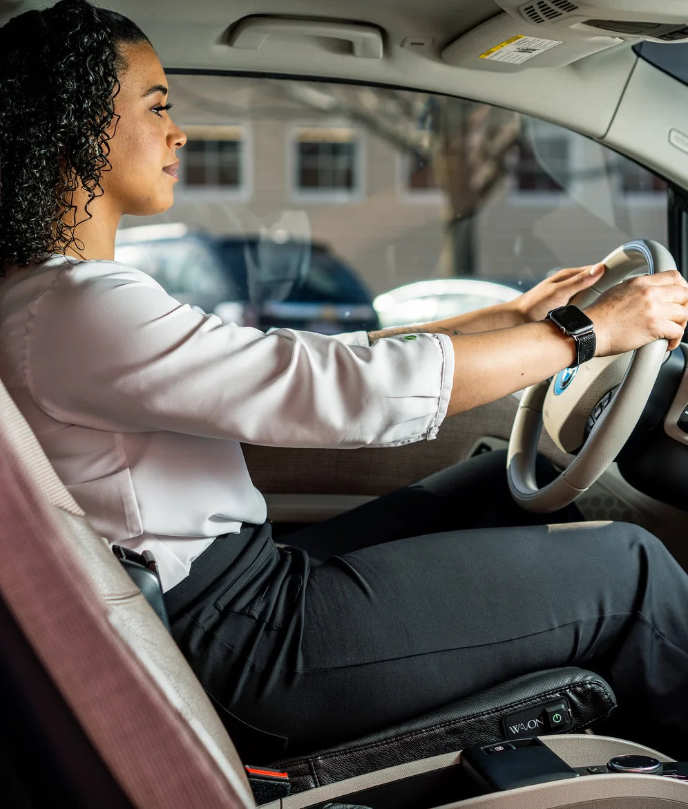 Woman driving with a Wavon seat
