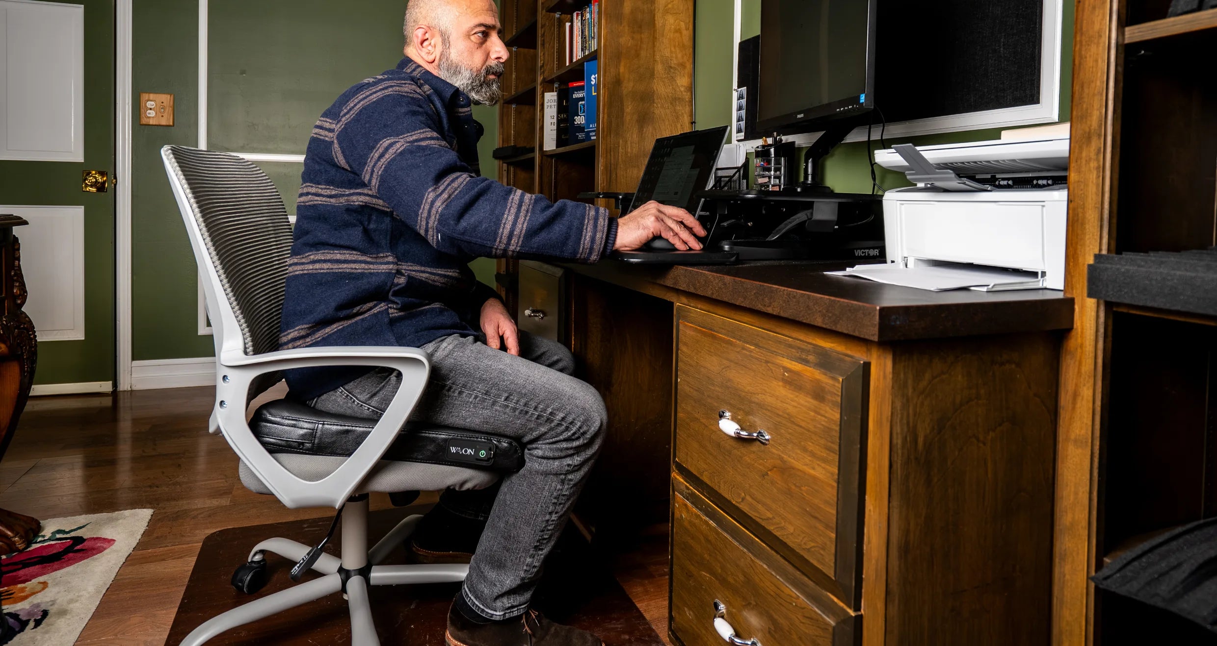Man working at a home office desk on a Wavon seat